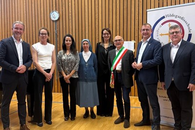 Bürgermeister Ulrich Mönch (r.) und Landrat Thomas Barth (2. v. r.) freuten sich gemeinsam mit den Schulleitungen, den organisierenden Lehrkräften und dem Veroneser Stadtrat über 40 Jahre lebendige Schulpartnerschaft. Bürgermeister Ulrich Mönch (r.) und Landrat Thomas Barth (2. v. r.) freuten sich gemeinsam mit den Schulleitungen, den organisierenden Lehrkräften und dem Veroneser Stadtrat über 40 Jahre lebendige Schulpartnerschaft.